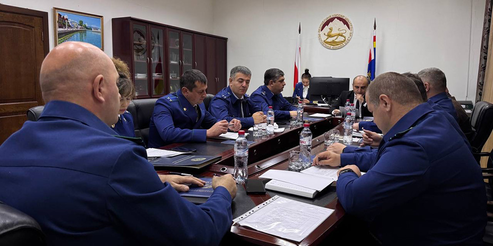 Республикæ Хуссар Ирыстоны Генералон прокуратурæйы уагъд æрцыд коллегийы рабадт прокуратурæйы органты куысты хатдзæгтæм гæсгæ 2025 азы 9 мæймæ æмæ 2026 азы фыццаг æрдæгазы куысты пъланыл æрныхас кæныны фæдыл