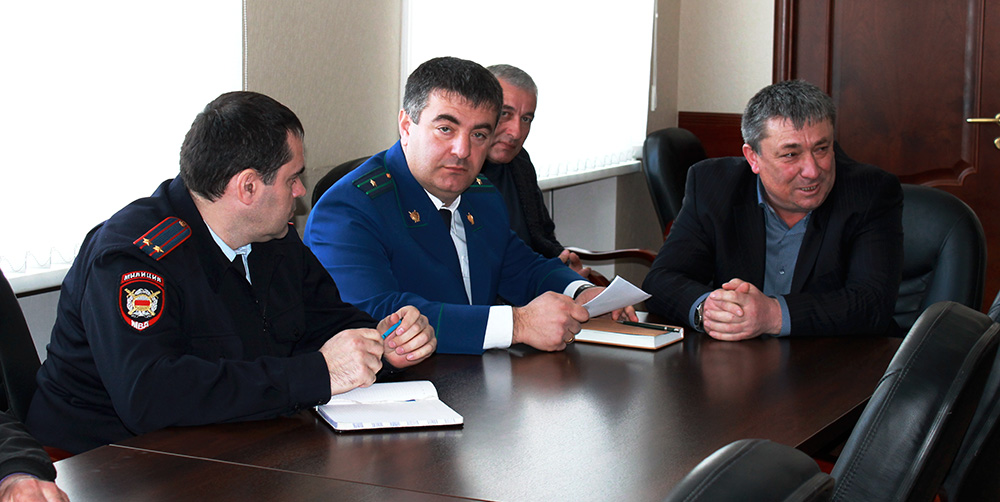 Прокурор Цхинвальского района Алан Валиев провел совещание с участием глав сельских администраций Цхинвальского района