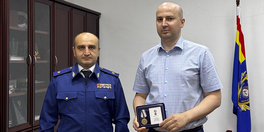 В Генеральной прокуратуре Республики Южная Осетия состоялась торжественная церемония награждения Алана Гучмазова, автора книги «Неутомимый гренадер. Жизнь в двух эпохах штабс-капитана 1-го лейб-гренадерского Екатеринославского полка Матвея Санакоева»
