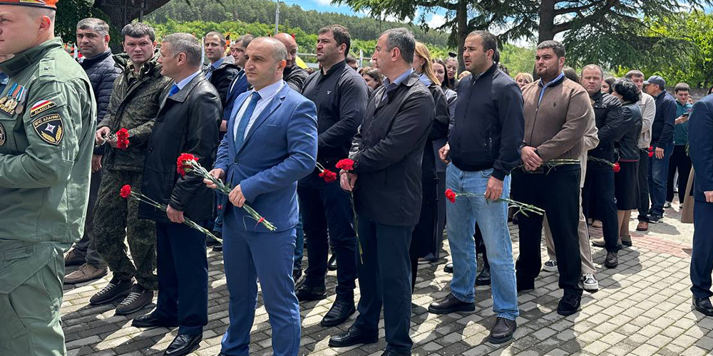 Сотрудники прокуратуры Республики Южная Осетия приняли участие в торжественной церемонии возложения цветов к Вечному огню