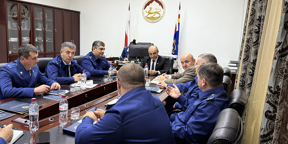 В Генеральной прокуратуре Республики Южная Осетия состоялось заседание коллегии по итогам работы органов прокуратуры за 9 месяцев 2025 года и обсуждению проекта плана работы за первое полугодие 2026 года