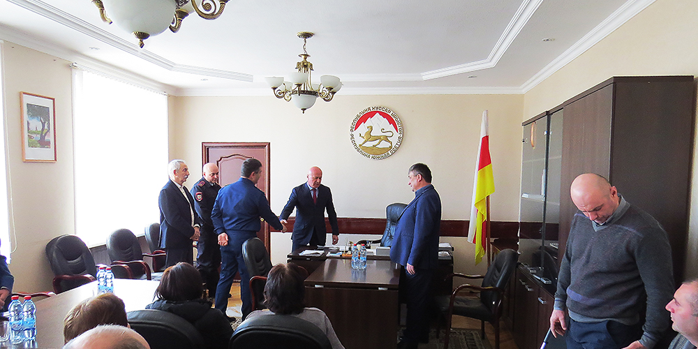 Генеральный прокурор Республики Южная Осетия Урузмаг Джагаев официально представил Администрации Цхинвальского района прокурора Цхинвальского района Алана Валиева