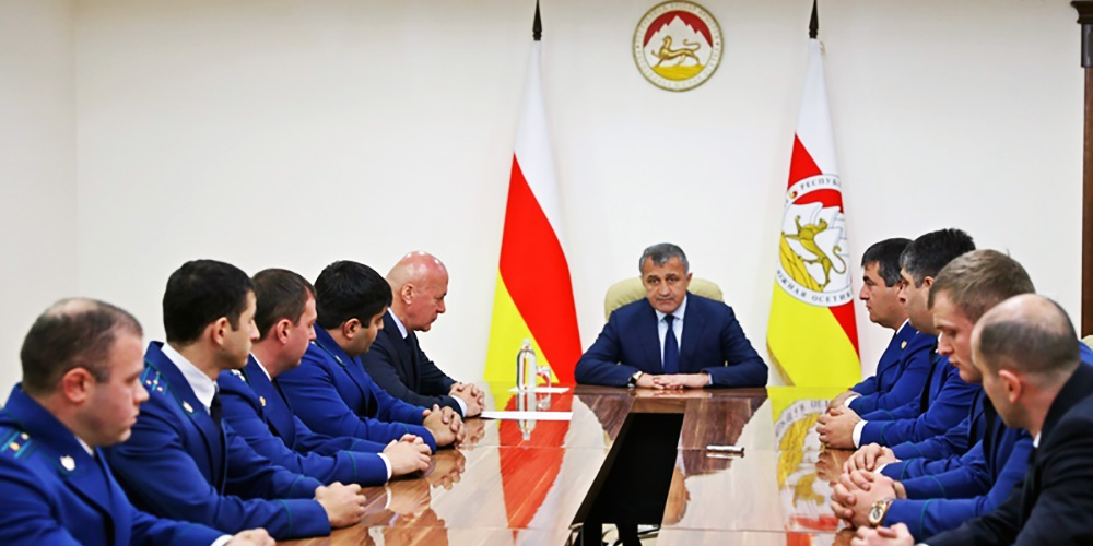 Президент Республики Южная Осетия подписал указ о награждении работников прокуратуры госнаградами