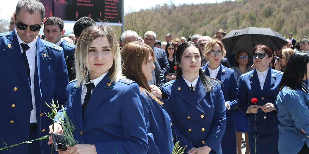 Работники органов прокуратуры Республики Южная Осетия приняли участие в траурных мероприятиях в связи с Днем памяти и скорби